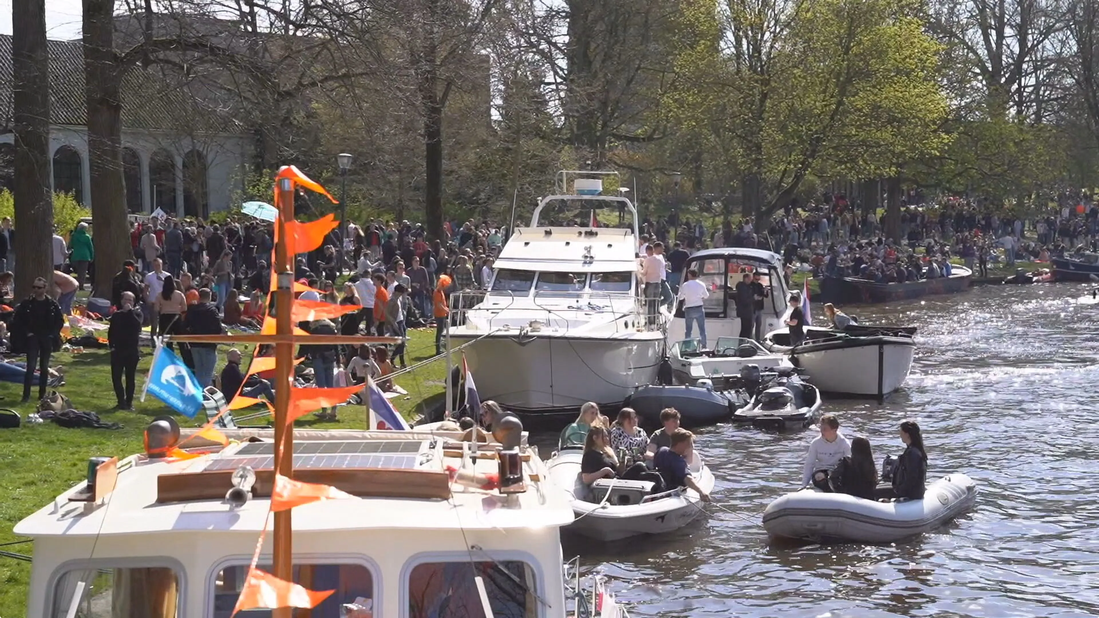 Drukte in Leeuwarden Prinsentuin.