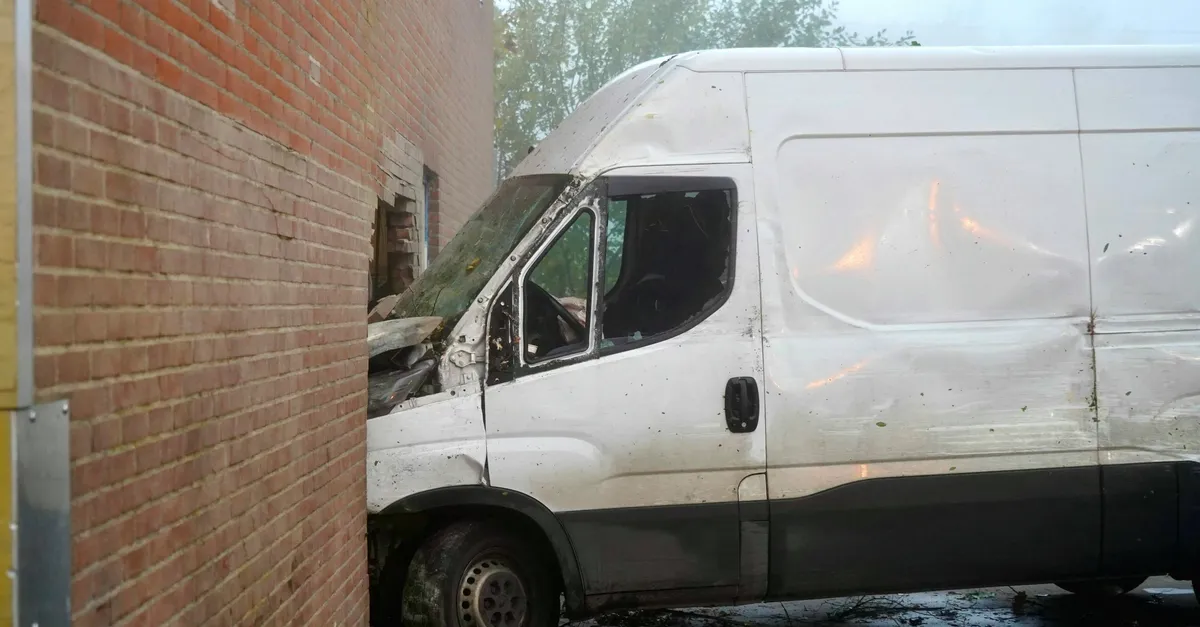 Busje vliegt uit bocht en slaat groot gat in bedrijfspand Hoogkarspel
