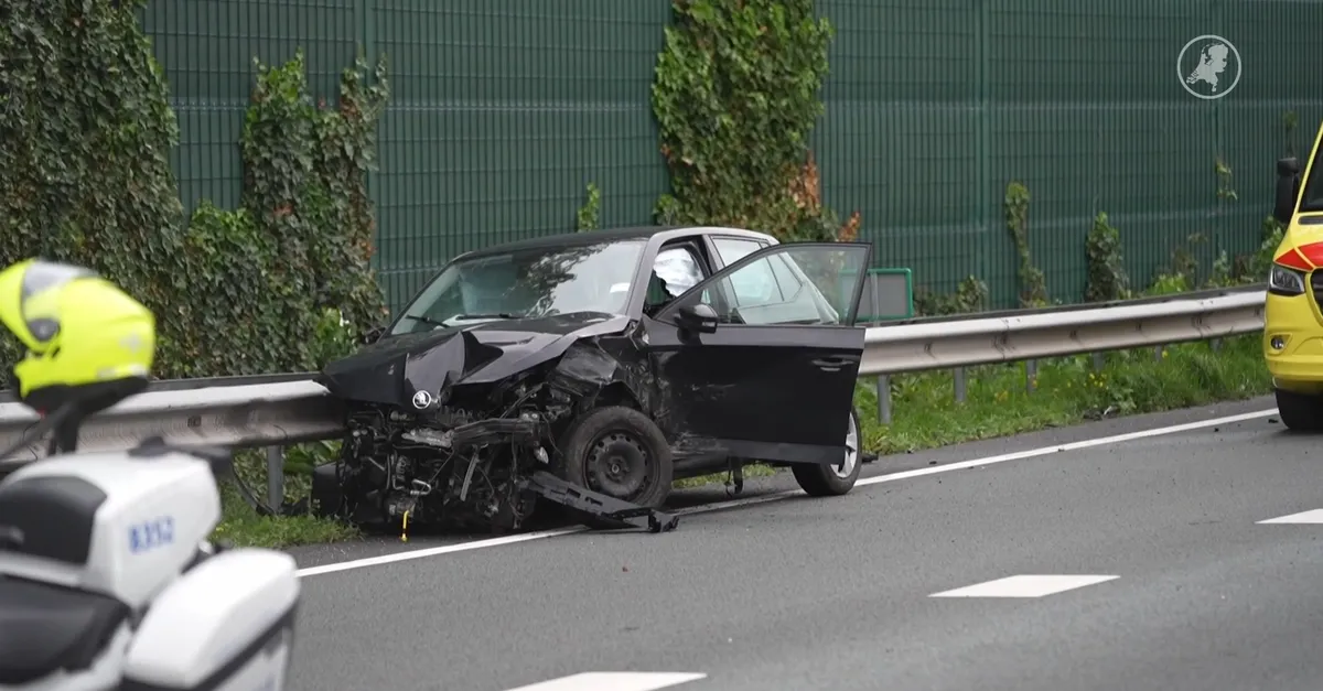 A20 bij Vlaardingen urenlang dicht na ongeluk met vier voertuigen: drie gewonden