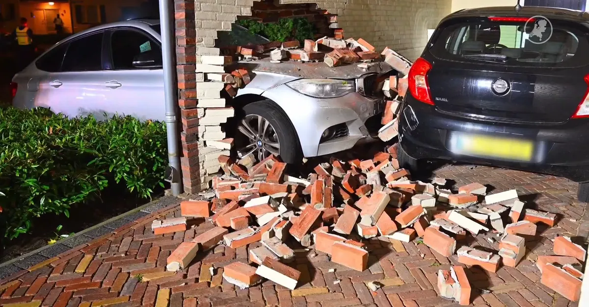 Auto rijdt dwars door muur van carport in Heeze: flinke schade