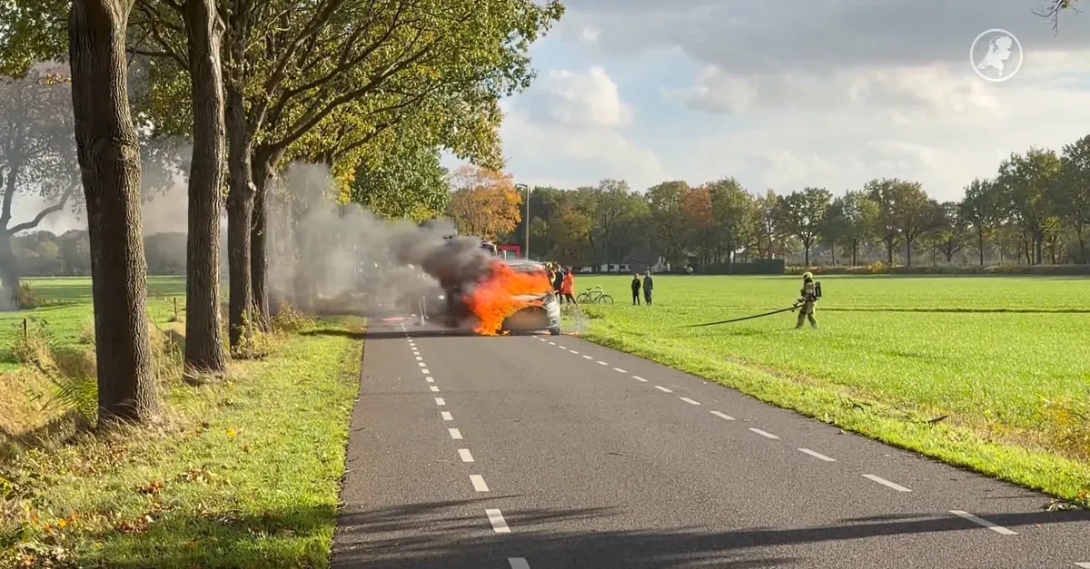 Auto brandt volledig af in het Brabantse Zeeland, geen gewonden
